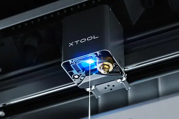 Der xTool M1 Laser kann mit der Klinge schneiden oder mit dem Laser schneiden / gravieren.