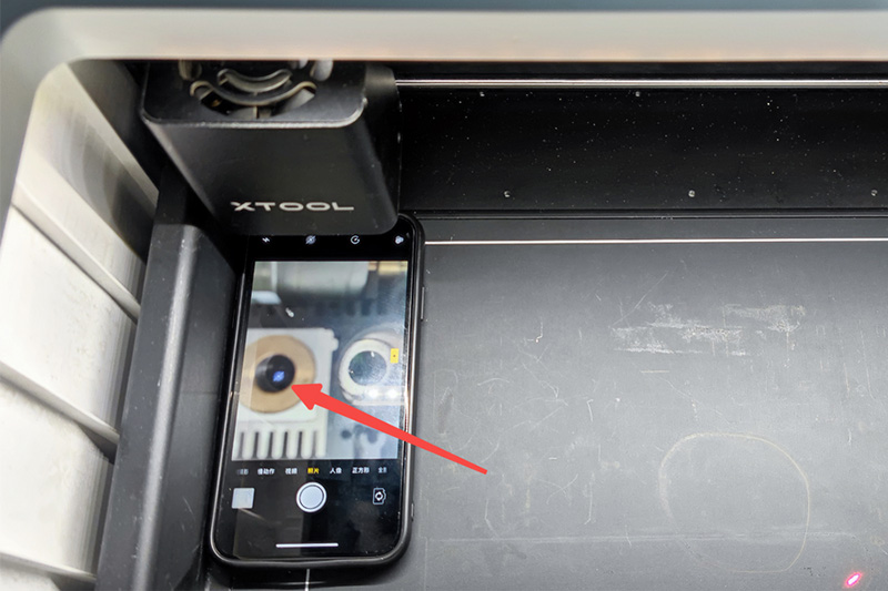 Mit der Innenkamera Ihres Smartphone können Sie Ihre Laserlinse schnell überprüfen.