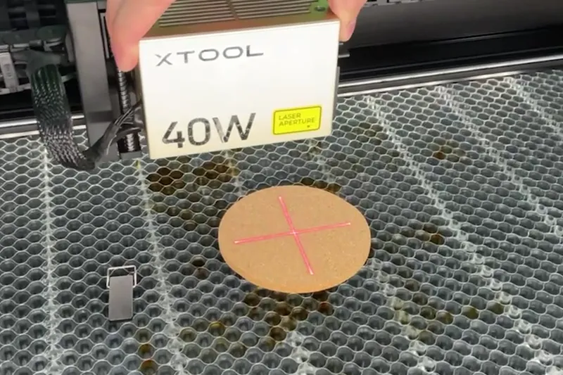 Ziehen Sie den Laserkopf Ihres xTool S1 Laser auf Ihr Material.
