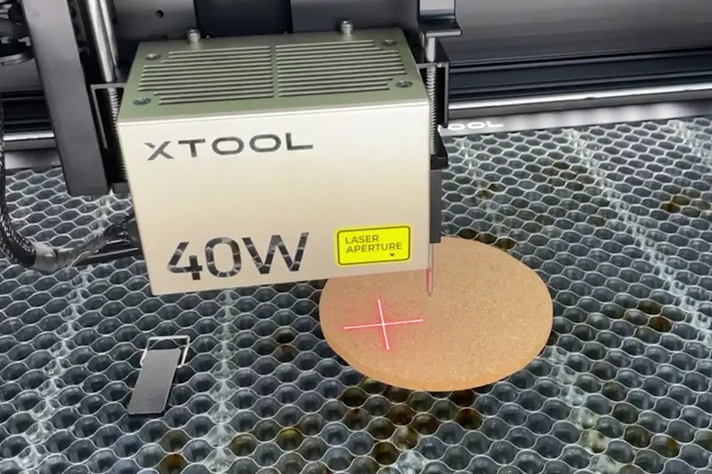 Der xTool S1 fährt nun seine Messnadel aus und senkt diese auf das Material herab