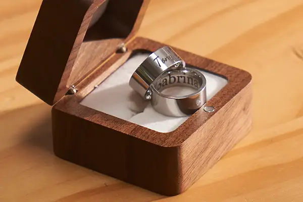 Perfekt für Hochzeiten – Bieten Sie personalisierte Gravuren für Ringe in Ihrem Juweliergeschäft an.