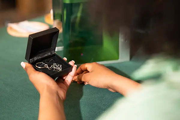 Schmuck, Anhänger, Ringe und mehr – Mit einem Laser für Juweliere können Sie Effizient und einfach personalisierte Gravuren anbieten.