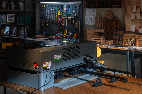 Werkzeug gravieren oder reinigen – Mit einem Laser können Sie Extra Service anbieten.