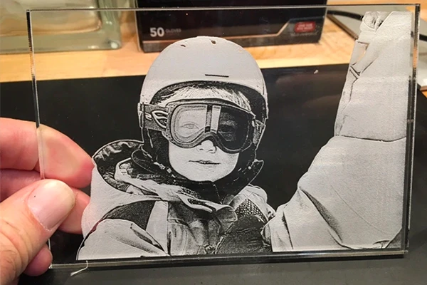 Beleuchtete Acryl- oder Glasplatten bekommen einen besonderen Effekt, Mit eigenen Fotos sind diese super Geschenkideen.