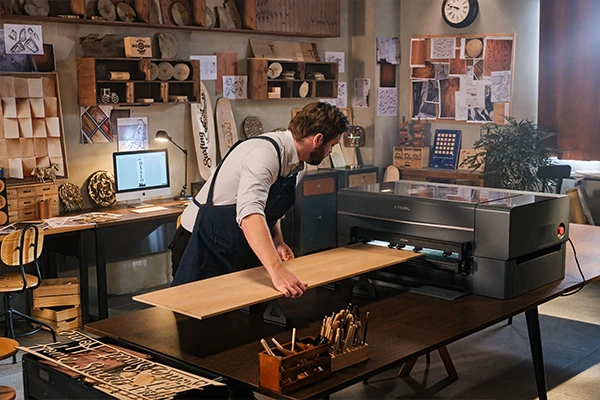 Kontaktloses und sauberes Zuschneiden von verschiedenen Holzplatten.