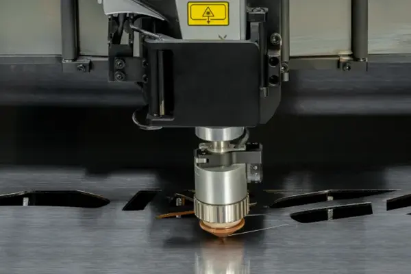 Schneiden die Metalle mit Leichtigkeit – der CNC Metalfab Lasercutter macht es möglich.