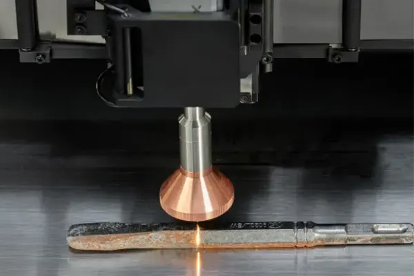 Mit dem xTool MetalFab können Sie beispielsweise Rost entfernen und Ihre Werkzeuge reinigen