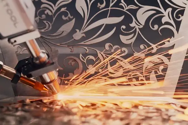 Mit dem MetalFab bringt xTool einen Laser für Schweiß- und Schneiderarbeiten auf den Markt.