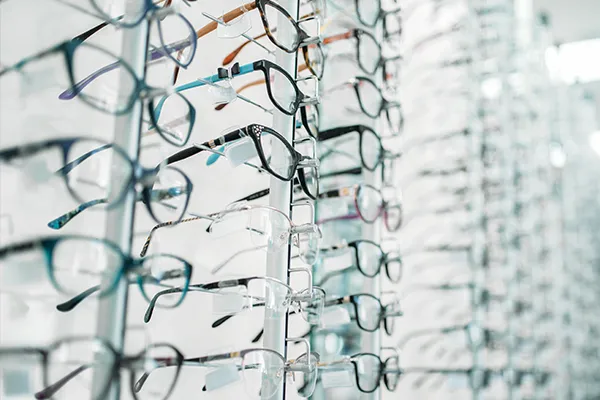 Ausstellungsraum eines Optikers mit vielen Brillengestellen