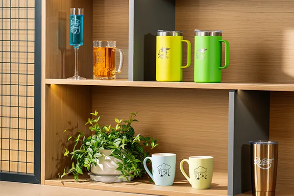 Tassen, Gläser und Becher haben individuelle Lasergravuren.