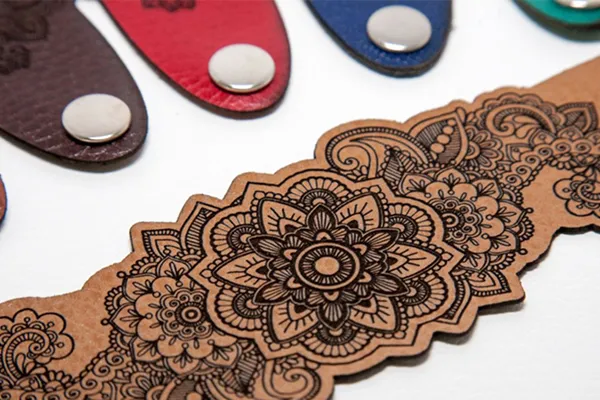 Lederarmbänder sind mit einem Mandala Muster gelasert.