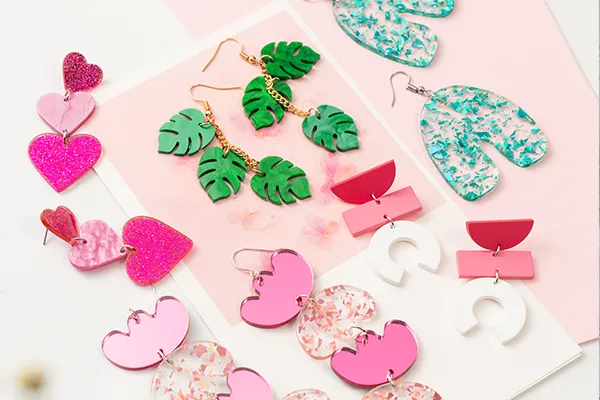 Schmuck ist aus Acrylglas ausgeschnitten worden.