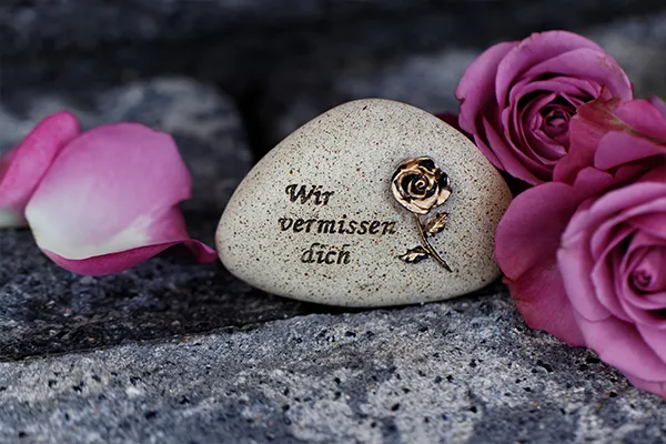 Ein gravierter Stein für ein Grab
