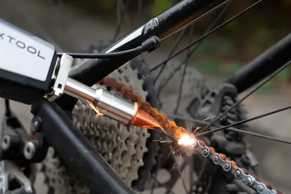 Der MetalFab entfernt Rock auf einer Fahrradkette.