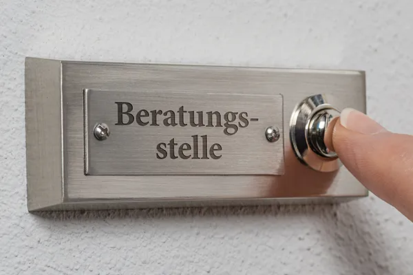 Ein graviertes Metallschild
