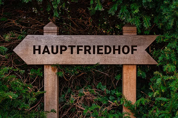 Ein gelasertes Schild für den Friedhof. zum Thema Laser für Bestatter