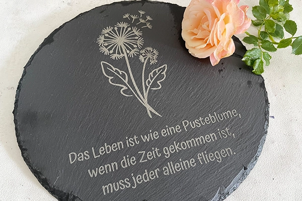Eine gravierte Grabtafel aus Schiefer