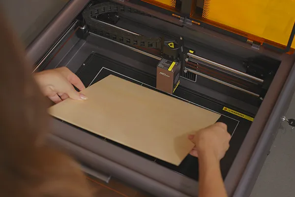 Der Creality A1 Laser wird für eine Holz Gravur bestückt.