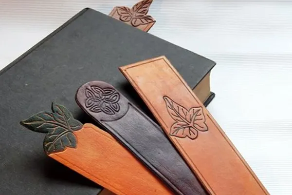 Gelaserte Lesezeichen aus Leder mit dem Creality Falcon A1 Laser