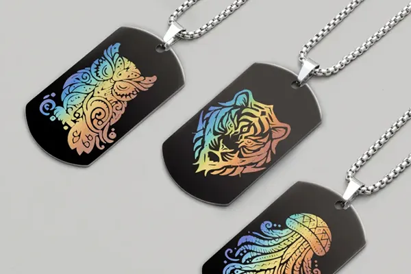 Bunte Farbgravuren auf schwarzen Dog Tags