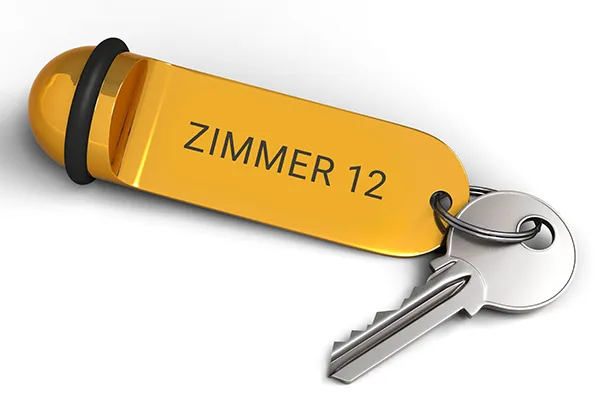 Ein gravierter Zimmerschlüssel mit beschriftung