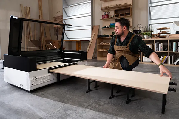 Der xTool P3 mit einer großen Holzplatte