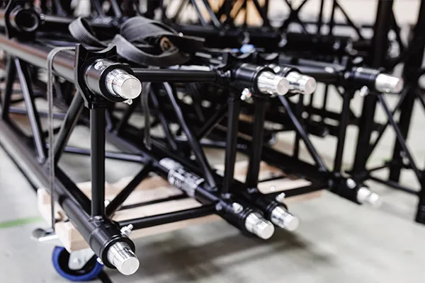 Mit einem Lasercutter für die Veranstaltungstechnik können Sie unterschiedliche Oberflächen gravieren und markieren – Perfekt für den Verleih!