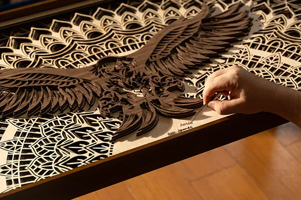 Ein Detailliertes Holzdesign mit dem xTool P3 Laser geschnitten.
