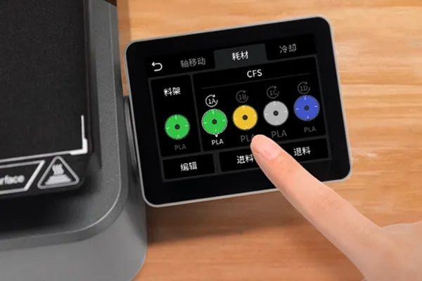 Mit dem Farb-Touchdiplay können Sie Ihr Filament am 3D Drucker direkt einstellen.
