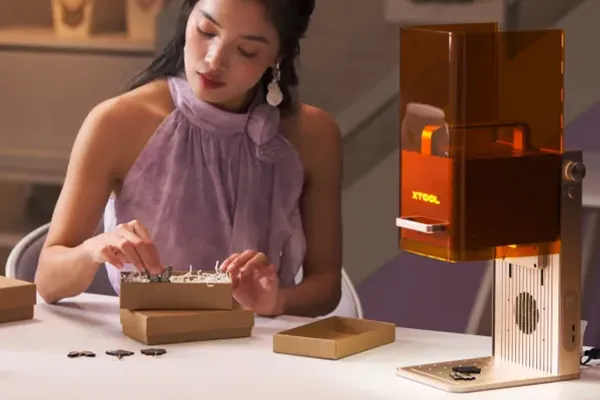 Der xTool F2 Ultra eignet sich dank seines Infrarotslasers und der hohen Präzision auch für Juweliere