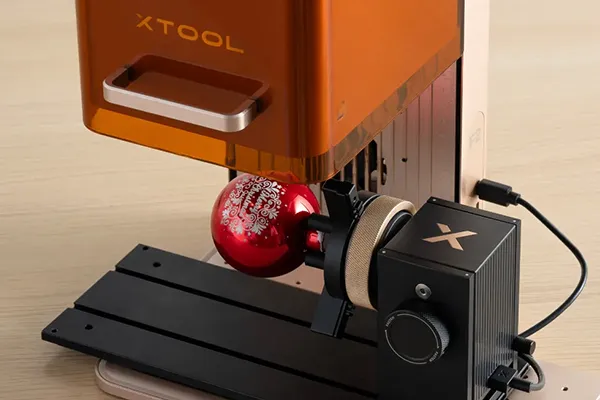 Der xTool F2 Laser ist mit der Rotationseinheit und zusätzlich auch mit allen Zubehörteilen vom F1 kompatibel.