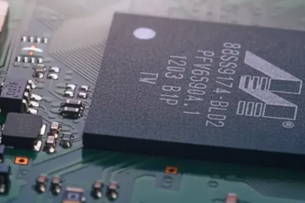 Mit dem UV Laser können die kleinste Gravuren präzise auf unterschiedliche Oberflächen erstellen.