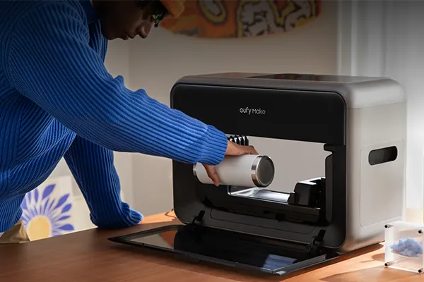 Mit der Rotationseinheit können Sie runde oder zylinderförmige Objekte direkt bedrucken.