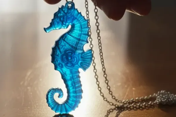 Dank der Wellenlänge können UV Laser Glas und weitere Materialien einfach verarbeiten.