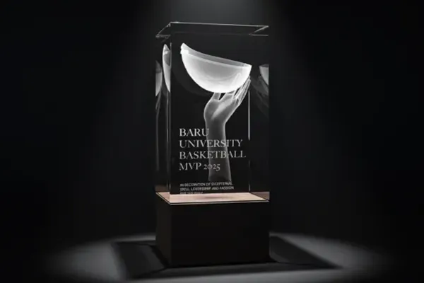 Auszeichnungen aus Glas oder Kristall können mit edlen 3D Gravuren individualisiert werden.