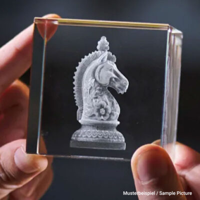 Gravur mit dem xTool F2 Ultra UV in einem Glas-Prisma