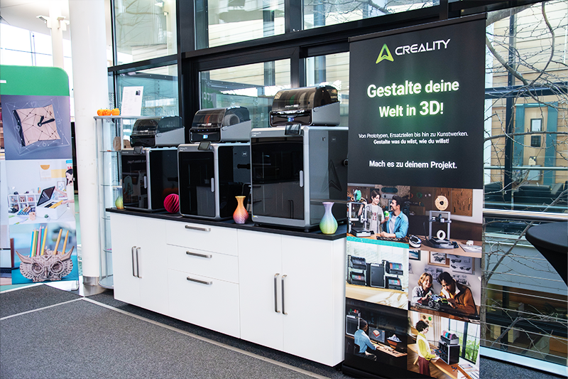 3D-Drucker der Creality K-Serie stehen in einer Reihe