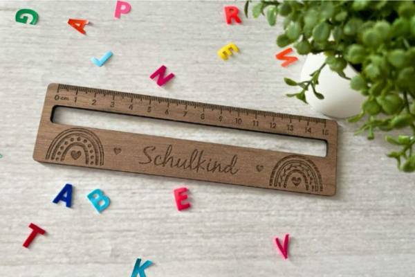 Auf dem Bild ist ein gelasertes Lineal zu sehen, was gleichzeitig auch als Lesehilfe genutzt werden kann.