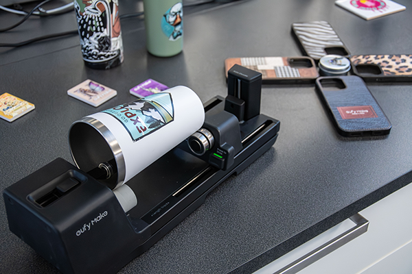 eufymake-muster-demoraum-laserlink Verschiedene Muster für den UV-Druck mit dem eufyMake stehen im Vorführraum von Laserlink bereit