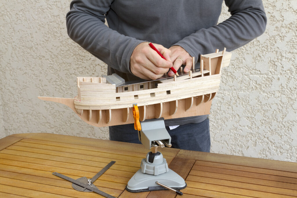 Ein Schiffsmodell steht auf einer Halterung.