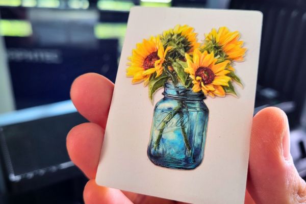 Sonneblumenstraß in Vase als Reliefdruck auf weißem Keramikmagnet