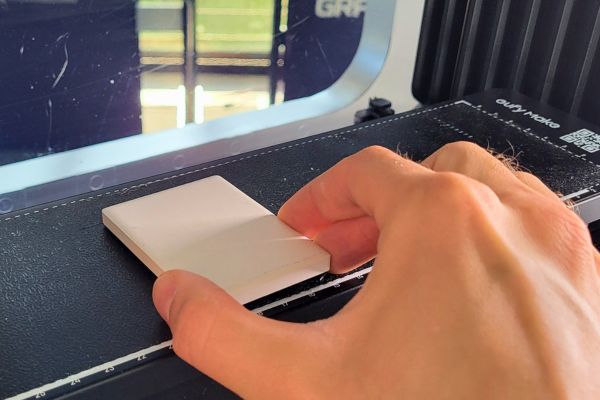 Keramikmagnet wird in eufyMake E1 eingelegt