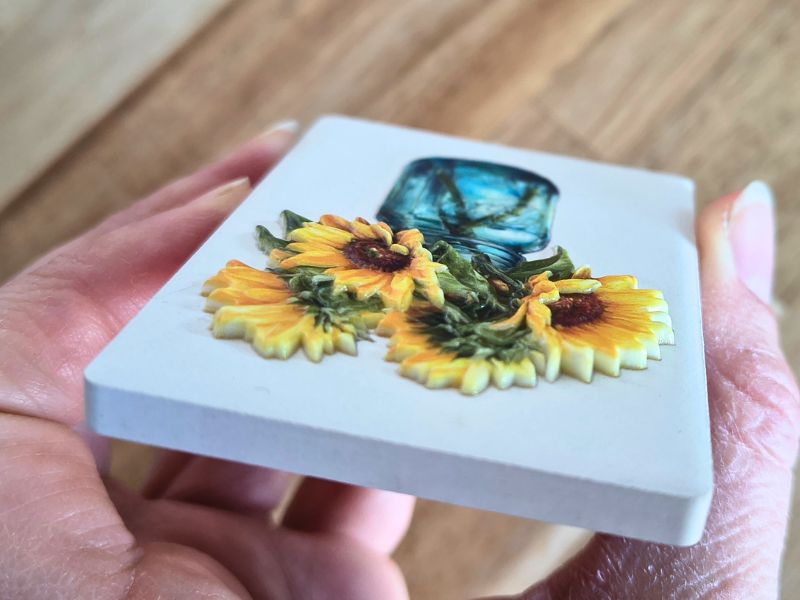 eufyMake E1 Reliefdruck - Sonnenlumen in Vase auf Keramik-Magnet von oben