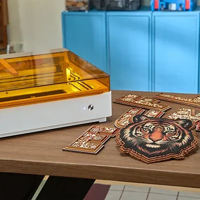 Mit dem Diodenlaser des xTool M2 können Sie unterschiedliche Materialien wie Holz, Leder, Fils und mehr zuschneiden oder gravieren.