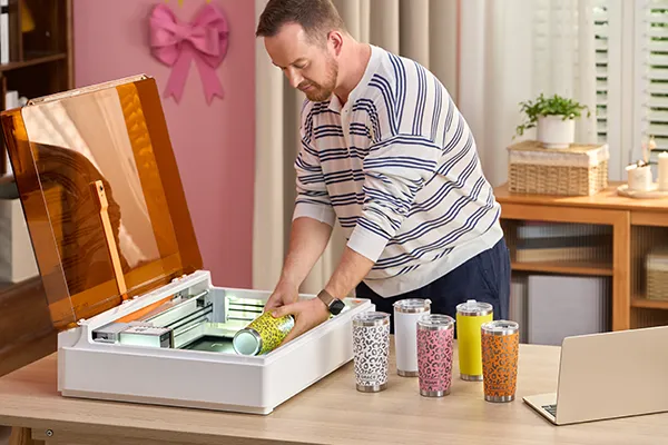 Tumbler, Tassen und andere runde Objekte können mit der Rotationseinheit bearbeitet werden.