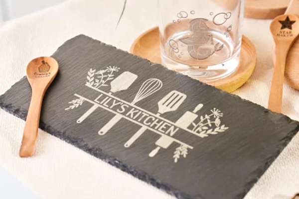 Mit Ihrem Logo oder Schriftzug kann eine Schieferplatte als Beschilderung dienen.