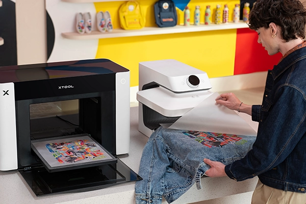 Mit dem O1 Omni-Drucker können Sie DTF-Motive (Direct to Foil) drucken und diese anschließend mithilfe einer Transferpresse auf Textilien aufbringen.