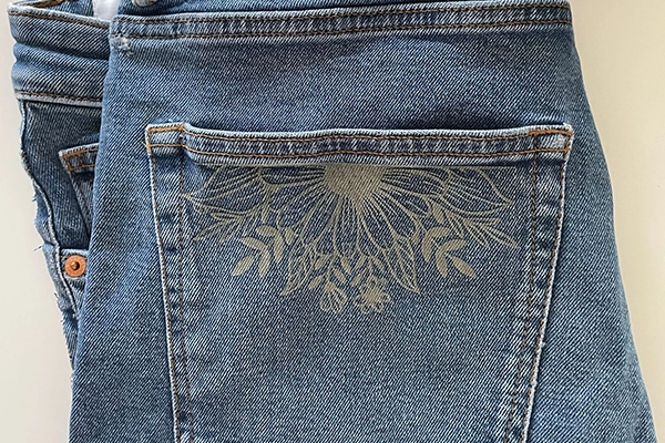 Auch Jeans als Stoff kann mit einem Laser und den passenden Einstellungen individualisiert werden.
