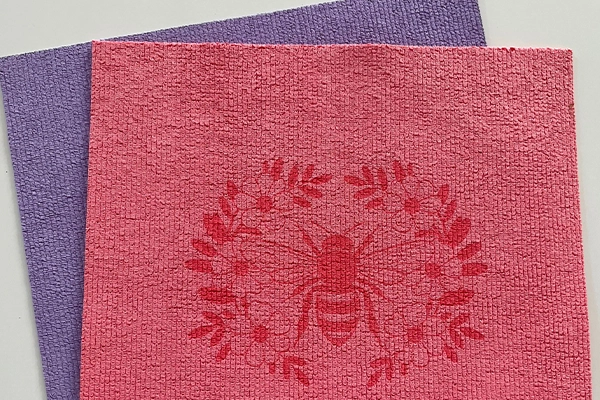 Mit einem Lasercutter können Sie verschiedene Textilien und Stoffe lasern.