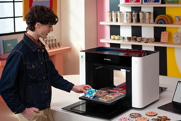 Der xTool O1 Omni Drucker vereint verschiedene Drucktechniken in einem Gerät.